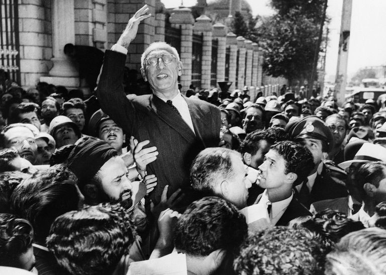 Мохаммед Мосаддык на площади Меджлиса в Тегеране. 27 сентября 1951