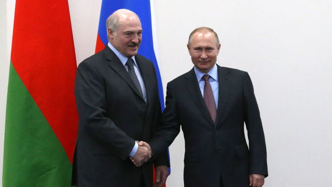 Президент РФ Владимир Путин и президент Белоруссии Александр Лукашенко во время встречи в Сочи Президент РФ Владимир Путин и президент Белоруссии Александр Лукашенко во время встречи в Сочи