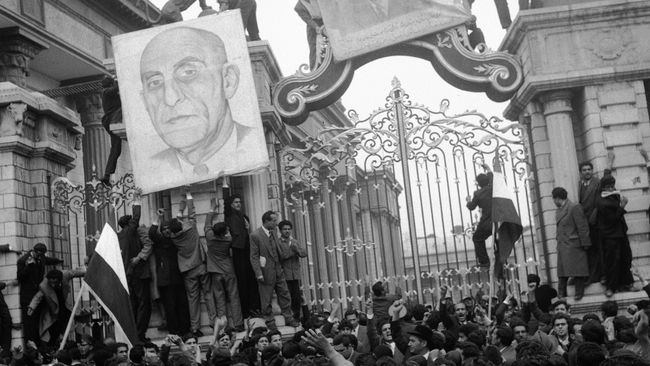 Сторонники Мосаддыка у ворот здания парламента в Тегеране. 2 марта 1953 Сторонники Мосаддыка у ворот здания парламента в Тегеране. 2 марта 1953