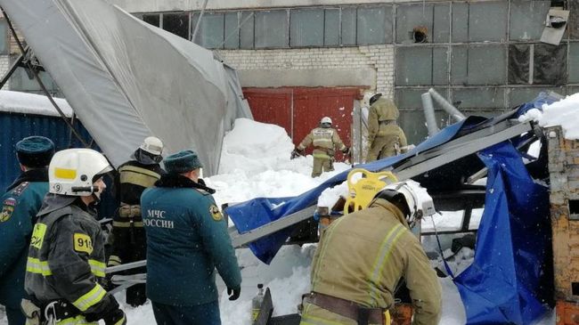 Обрушение кровли пристройки к цеху в Калуге. 13 февраля 2019 Обрушение кровли пристройки к цеху в Калуге. 13 февраля 2019