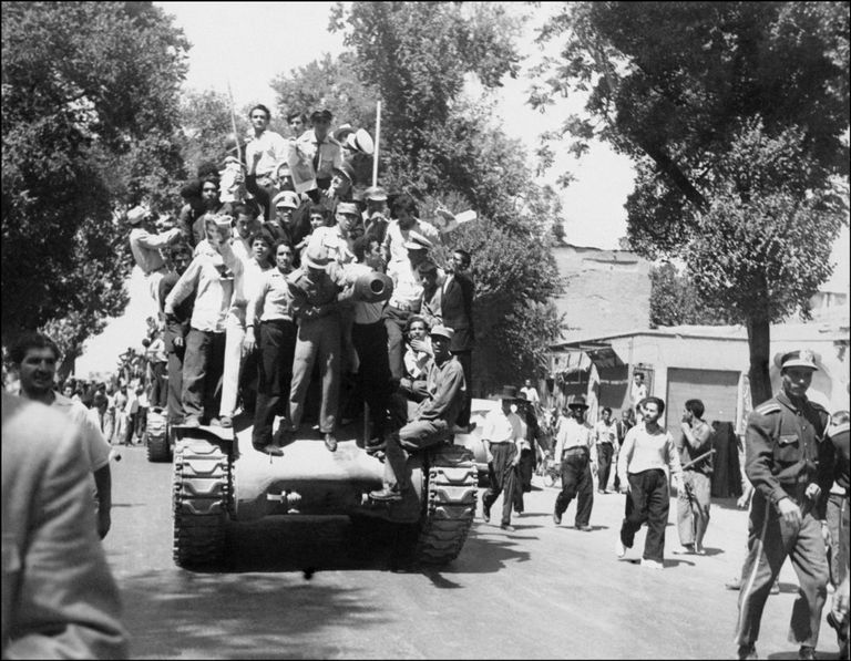 Иранские монархисты празднуют государственный переворот. 27 августа 1953