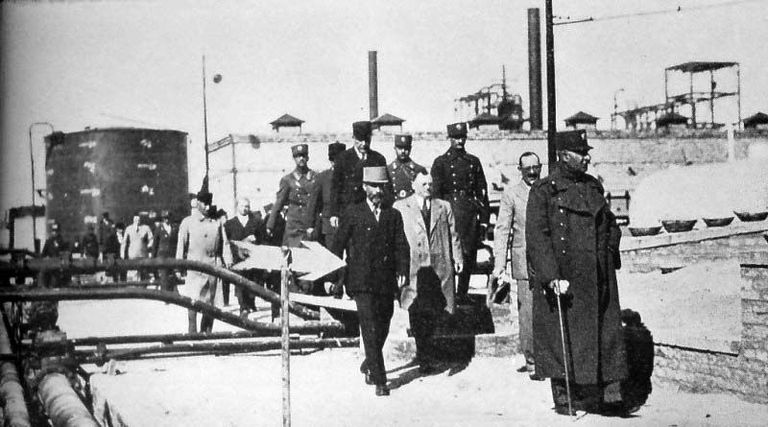 Реза Пехлеви осматривает нефтяной комплекс в Абадане. 1931 год