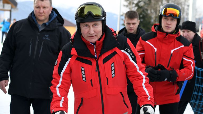 Президент РФ Владимир Путин во время катания на лыжах. 13 февраля 2019 Президент РФ Владимир Путин во время катания на лыжах. 13 февраля 2019