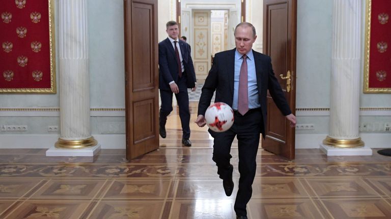 Президент РФ Владимир Путин с мячом после встречи в Кремле с президентом ФИФА Джанни Инфантино Президент РФ Владимир Путин с мячом после встречи в Кремле с президентом ФИФА Джанни Инфантино
