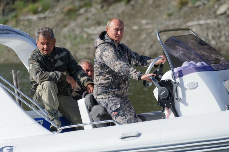 Президент России Владимир Путин и министр обороны РФ Сергей Шойгу во время посещения Государственного природного биосферного заповедника Саяно-Шушенский Президент России Владимир Путин и министр обороны РФ Сергей Шойгу во время посещения Государственного природного биосферного заповедника Саяно-Шушенский