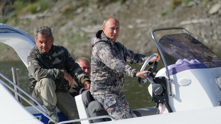 Президент России Владимир Путин и министр обороны РФ Сергей Шойгу во время посещения Государственного природного биосферного заповедника Саяно-Шушенский Президент России Владимир Путин и министр обороны РФ Сергей Шойгу во время посещения Государственного природного биосферного заповедника Саяно-Шушенский