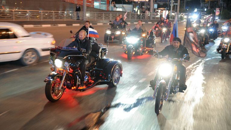 Владимир Путин на 16-м байк-фестивале, который проводит молодежная организация Ночные волки Владимир Путин на 16-м байк-фестивале, который проводит молодежная организация Ночные волки