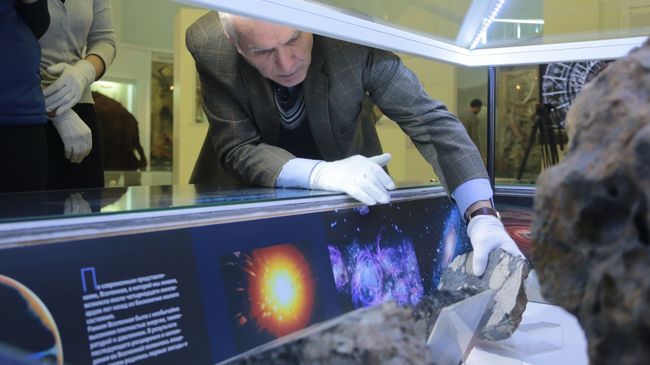 Директор исторического музея Южного Урала Владимир Богдановский возвращает на место похищенный фрагмент Челябинского метеорита Директор исторического музея Южного Урала Владимир Богдановский возвращает на место похищенный фрагмент Челябинского метеорита