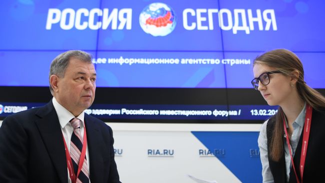 Губернатор Калужской области Анатолий Артамонов на стенде МИА Россия сегодня на Российском инвестиционном форуме в Сочи Губернатор Калужской области Анатолий Артамонов на стенде МИА Россия сегодня на Российском инвестиционном форуме в Сочи