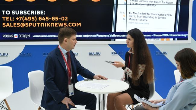 Губернатор Хабаровского края Сергей Фургал на стенде МИА Россия сегодня на Российском инвестиционном форуме в Сочи Губернатор Хабаровского края Сергей Фургал на стенде МИА Россия сегодня на Российском инвестиционном форуме в Сочи