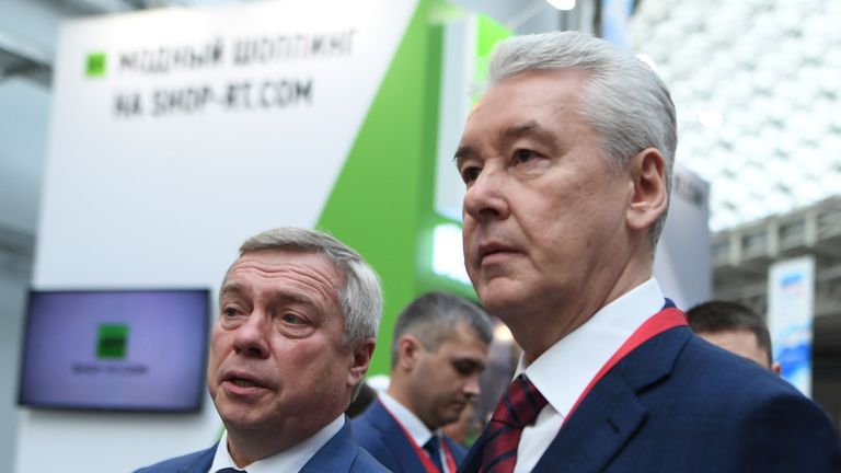 Губернатор Ростовской области Василий Голубев и мэр Москвы Сергей Собянин на Российском инвестиционном форуме в Сочи. 14 февраля 2019 Губернатор Ростовской области Василий Голубев и мэр Москвы Сергей Собянин на Российском инвестиционном форуме в Сочи. 14 февраля 2019
