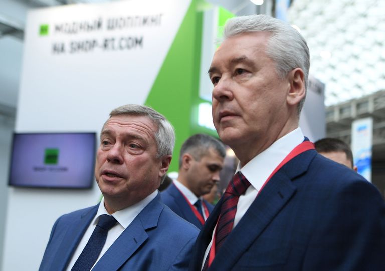 Губернатор Ростовской области Василий Голубев и мэр Москвы Сергей Собянин на Российском инвестиционном форуме в Сочи. 14 февраля 2019