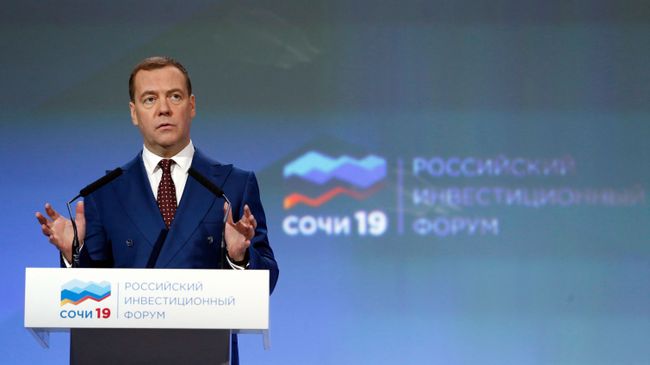 Председатель правительства РФ Дмитрий Медведев выступает на пленарном заседании Факторы успеха: идеи, кадры, компетенции Российского инвестиционного форума Сочи-2019. 14 февраля 2019 Председатель правительства РФ Дмитрий Медведев выступает на пленарном заседании Факторы успеха: идеи, кадры, компетенции Российского инвестиционного форума Сочи-2019. 14 февраля 2019