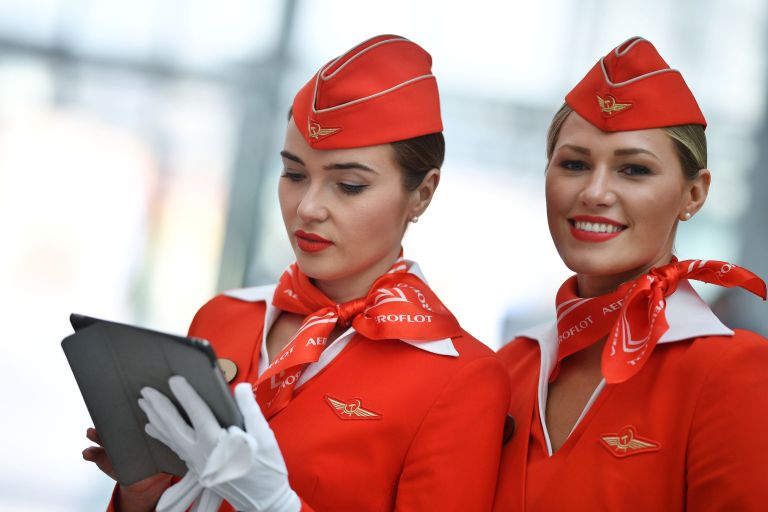 Девушки в форме стюардесс авиакомпании Аэрофлот на Российском инвестиционном форуме в Сочи
