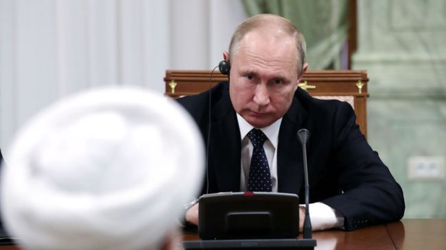 Президент РФ Владимир Путин во время беседы с президентом Исламской Республики Иран Хасаном Рухани в Сочи Президент РФ Владимир Путин во время беседы с президентом Исламской Республики Иран Хасаном Рухани в Сочи