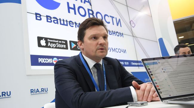 Генеральный директор ФГУП Почта России Николай Подгузов на стенде МИА Россия сегодня на Российском инвестиционном форуме в Сочи
