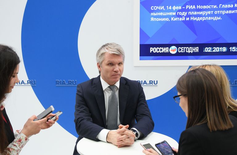 Министр спорта РФ Павел Колобков на стенде МИА Россия Сегодня на Российском инвестиционном форуме в Сочи