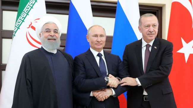 Президент РФ Владимир Путин, президент Турецкой Республики Реджеп Тайип Эрдоган и президент Исламской Республики Иран Хасан Рухани во время трехсторонней встречи глав государств – гарантов астанинского процесса содействия сирийскому урегулированию
