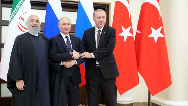 Президент РФ Владимир Путин, президент Турецкой Республики Реджеп Тайип Эрдоган и президент Исламской Республики Иран Хасан Рухани во время трехсторонней встречи глав государств – гарантов астанинского процесса содействия сирийскому урегулированию Президент РФ Владимир Путин, президент Турецкой Республики Реджеп Тайип Эрдоган и президент Исламской Республики Иран Хасан Рухани во время трехсторонней встречи глав государств – гарантов астанинского процесса содействия сирийскому урегулированию