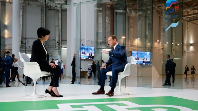 Председатель правительства РФ Дмитрий Медведев дает интервью корреспонденту телеканала НТВ Ираде Зейналовой в рамках участия в работе Российского инвестиционного форума Сочи-2019 Председатель правительства РФ Дмитрий Медведев дает интервью корреспонденту телеканала НТВ Ираде Зейналовой в рамках участия в работе Российского инвестиционного форума Сочи-2019