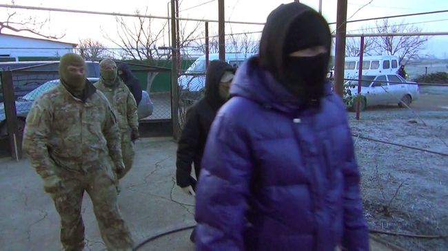 Сотрудники ФСБ РФ во время операции по задержанию членов террористической организации Хизб ут-Тахрир аль-Ислами* в Крыму Сотрудники ФСБ РФ во время операции по задержанию членов террористической организации Хизб ут-Тахрир аль-Ислами* в Крыму