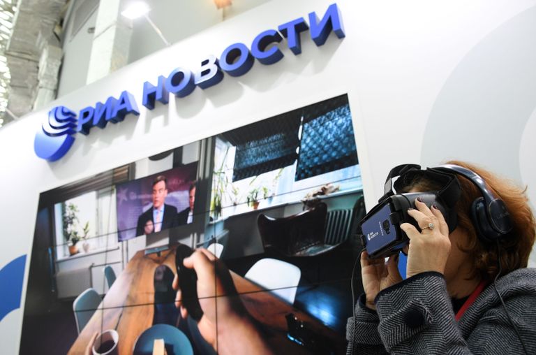 Генеральный директор Государственной Третьяковской галереи Зельфира Трегулова тестирует очки виртуальной реальности Gear VR на стенде МИА Россия Сегодня 