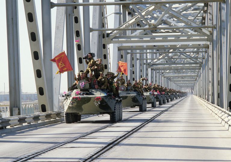 Окончание вывода ограниченного контингента советских войск из Демократической Республики Афганистан. Колонна бронетехники пересекает афгано-советскую границу по мосту Дружбы через реку Аму-Дарью