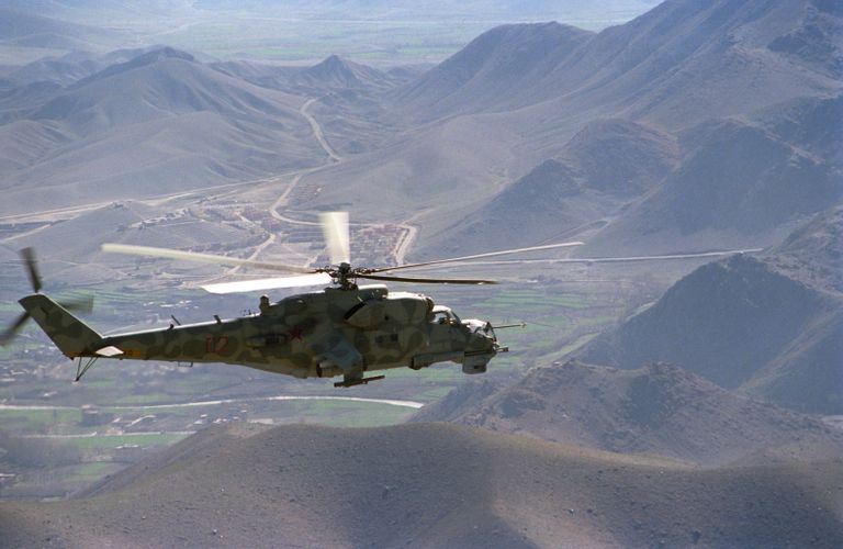 Вертолет Ми-24 направляется на боевое задание в районе дороги Кабул - Герат, Афганистан Вертолет Ми-24 направляется на боевое задание в районе дороги Кабул - Герат, Афганистан