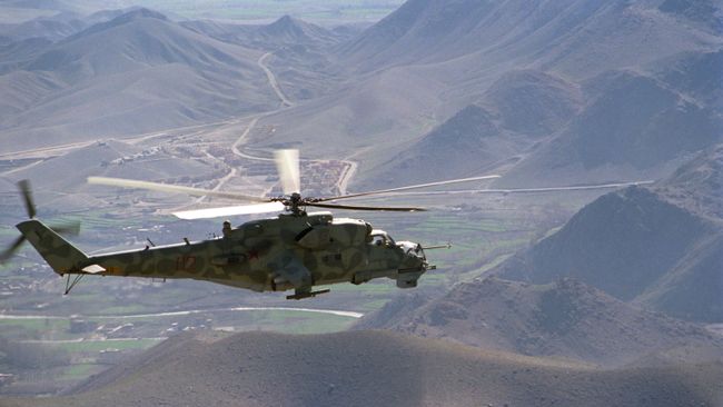 Вертолет Ми-24 направляется на боевое задание в районе дороги Кабул — Герат, Афганистан