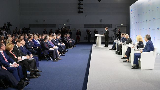 Председатель правительства России Дмитрий Медведев выступает во время встречи с руководителями регионов Председатель правительства России Дмитрий Медведев выступает во время встречи с руководителями регионов