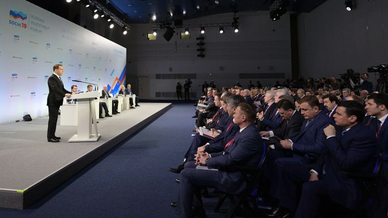 Председатель правительства России Дмитрий Медведев выступает во время встречи с руководителями регионов Председатель правительства России Дмитрий Медведев выступает во время встречи с руководителями регионов
