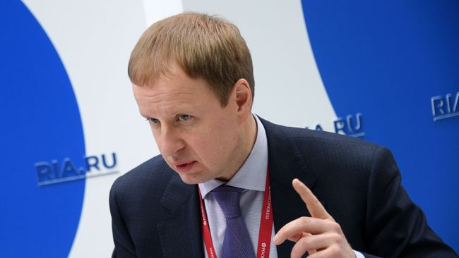 Губернатор Алтайского края Виктор Томенко на стенде МИА Россия Сегодня на Российском инвестиционном форуме в Сочи