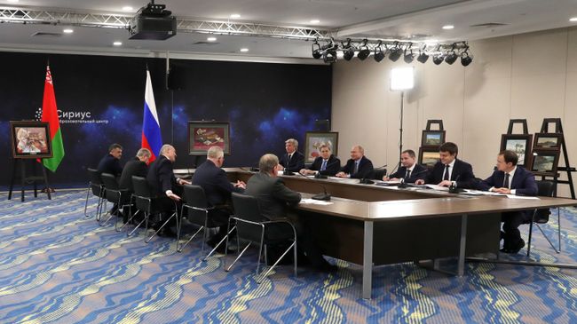 Президент РФ Владимир Путин во время встречи с президентом Белоруссии Александром Лукашенко в образовательном центре Сириус в Сочи. 15 февраля 2019 Президент РФ Владимир Путин во время встречи с президентом Белоруссии Александром Лукашенко в образовательном центре Сириус в Сочи. 15 февраля 2019