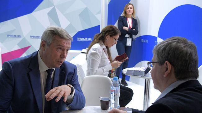 Губернатор Ростовской области Василий Голубев на стенде МИА Россия Сегодня на Российском инвестиционном форуме в Сочи. Губернатор Ростовской области Василий Голубев на стенде МИА Россия Сегодня на Российском инвестиционном форуме в Сочи.