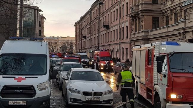 Службы безопасности на месте обрушения перекрытий с пятого по второй этажи в пятиэтажном здании в Санкт-Петербурге. 16 февраля 2019 Службы безопасности на месте обрушения перекрытий с пятого по второй этажи в пятиэтажном здании в Санкт-Петербурге. 16 февраля 2019