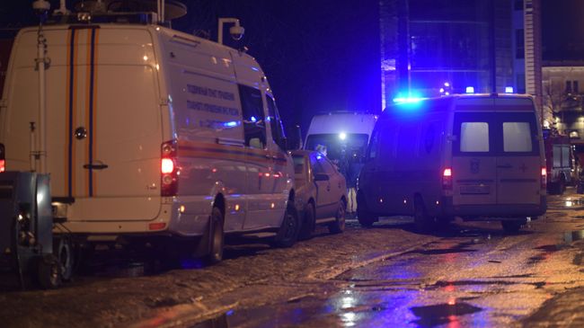 Автамобили МЧС РФ и скорой помощи у дома № 9 на улице Ломоносова в Санкт-Петербурге. 16 февраля 2019