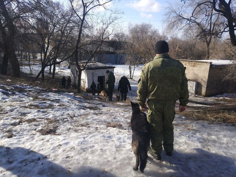 Сотрудники правоохранительных органов на месте взрыва в Донецке. 18 февраля 2019