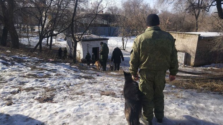 Сотрудники правоохранительных органов на месте взрыва в Донецке. 18 февраля 2019 Сотрудники правоохранительных органов на месте взрыва в Донецке. 18 февраля 2019