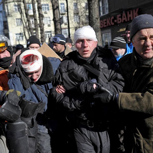 Сотрудники милиции, пострадавшие во время столкновений со сторонниками оппозиции в центре Киева Сотрудники милиции, пострадавшие во время столкновений со сторонниками оппозиции в центре Киева