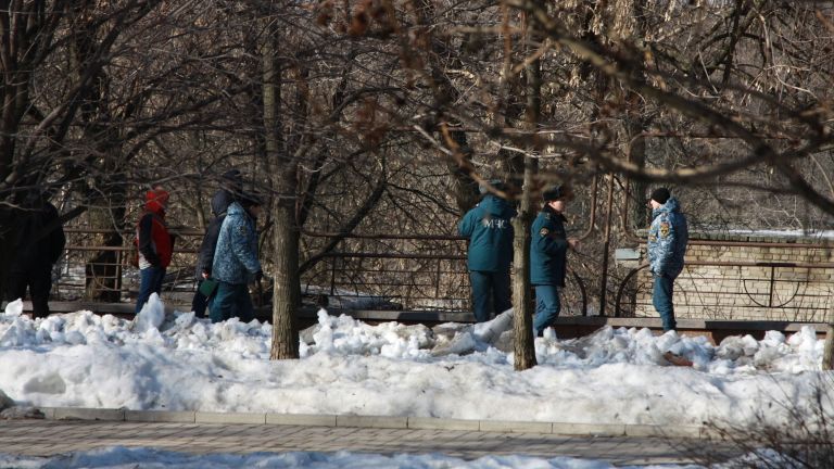 Сотрудники правоохранительных органов и МСЧ ДНР на месте взрыва недалеко от гостиницы Парк Инн в Донецке Сотрудники правоохранительных органов и МСЧ ДНР на месте взрыва недалеко от гостиницы Парк Инн в Донецке