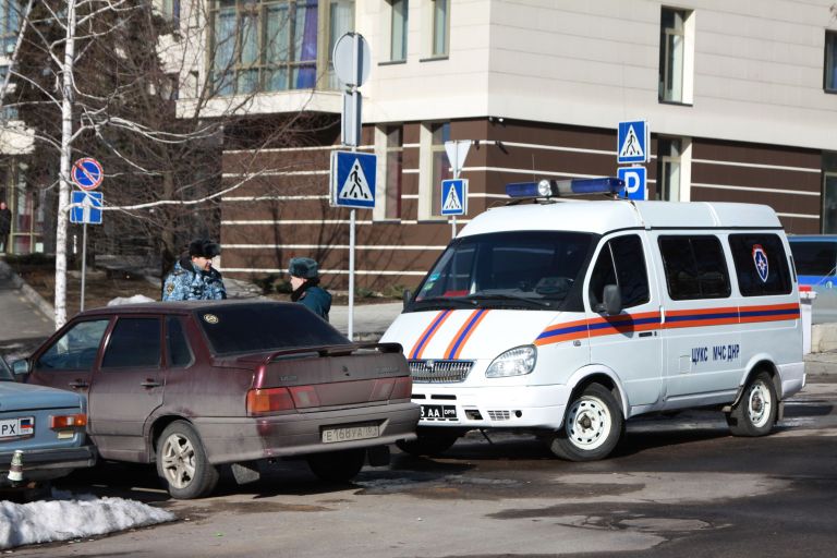 Сотрудники правоохранительных органов и МСЧ ДНР в центре Донецка, где прогремели три взрыва 