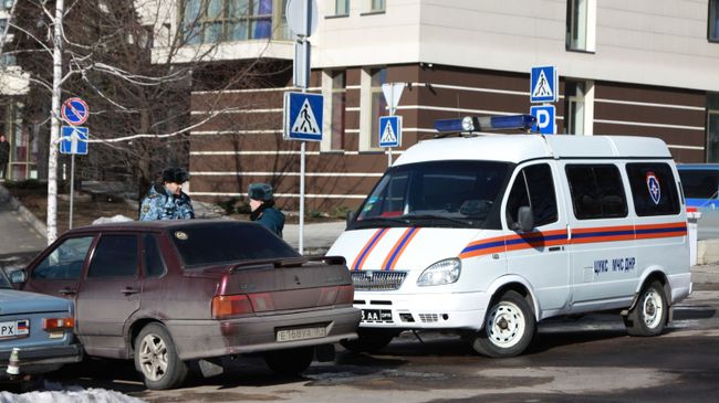 Сотрудники правоохранительных органов и МСЧ ДНР в центре Донецка, где прогремели три взрыва Сотрудники правоохранительных органов и МСЧ ДНР в центре Донецка, где прогремели три взрыва