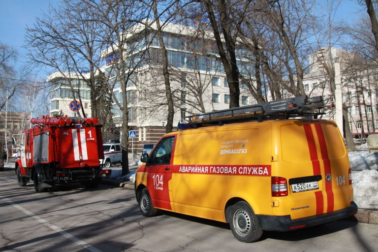 Сотрудники противопожарной службы ДНР в центре Донецка, где прогремели три взрыва. 18 февраля 2019