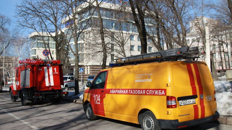 Сотрудники противопожарной службы ДНР в центре Донецка, где прогремели три взрыва. 18 февраля 2019 Сотрудники противопожарной службы ДНР в центре Донецка, где прогремели три взрыва. 18 февраля 2019