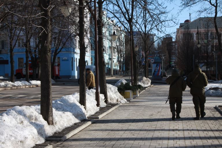 Военнослужащие ДНР патрулируют в центре Донецка, где прогремели три взрыва. 18 февраля 2019
