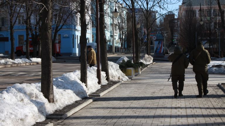 Военнослужащие ДНР патрулируют в центре Донецка, где прогремели три взрыва. 18 февраля 2019 Военнослужащие ДНР патрулируют в центре Донецка, где прогремели три взрыва. 18 февраля 2019