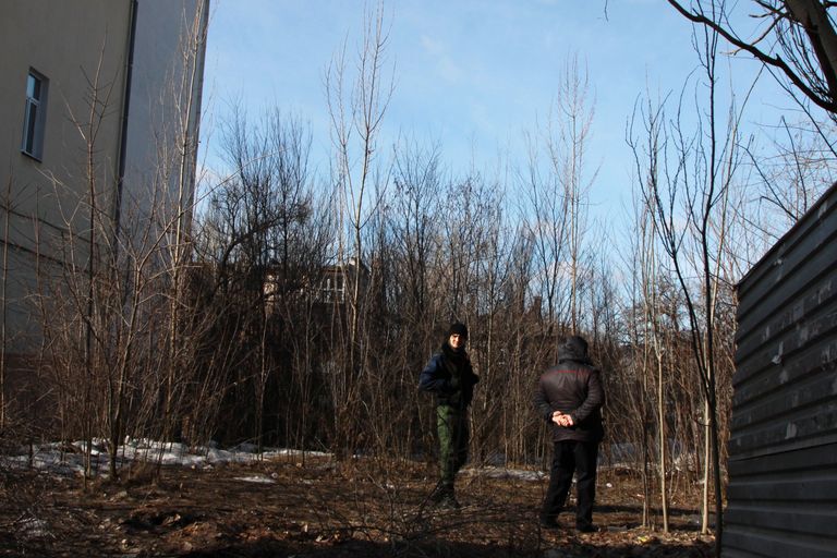 Сотрудники правоохранительных органов ДНР на закрытой стройплощадке в Донецке, где произошел один из трех взрывов