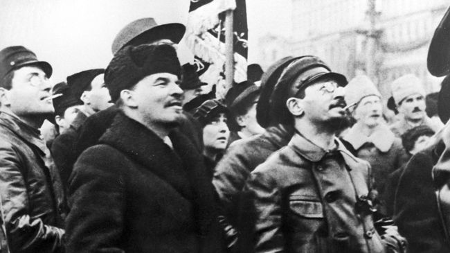 Владимир Ильич Ленин (справа) и Яков Михайлович Свердлов осматривают временный памятник К. Марксу и Ф. Энгельсу на Воскресенской площади (ныне площадь Революции) Владимир Ильич Ленин (справа) и Яков Михайлович Свердлов осматривают временный памятник К. Марксу и Ф. Энгельсу на Воскресенской площади (ныне площадь Революции)