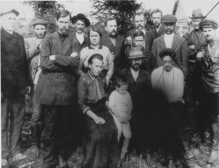 Группа ссыльных большевиков в Туруханске. Среди них Сурен Спандарян, Иосиф Сталин, Лев Каменев и Яков Свердлов Группа ссыльных большевиков в Туруханске. Среди них Сурен Спандарян, Иосиф Сталин, Лев Каменев и Яков Свердлов