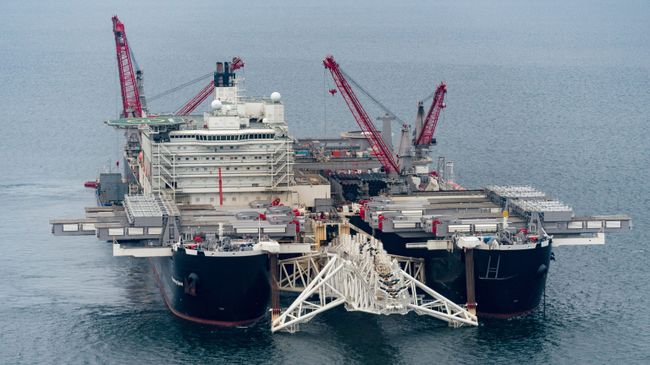 Судно-трубоукладчик Pioneering Spirit в Балтийском море Судно-трубоукладчик Pioneering Spirit в Балтийском море